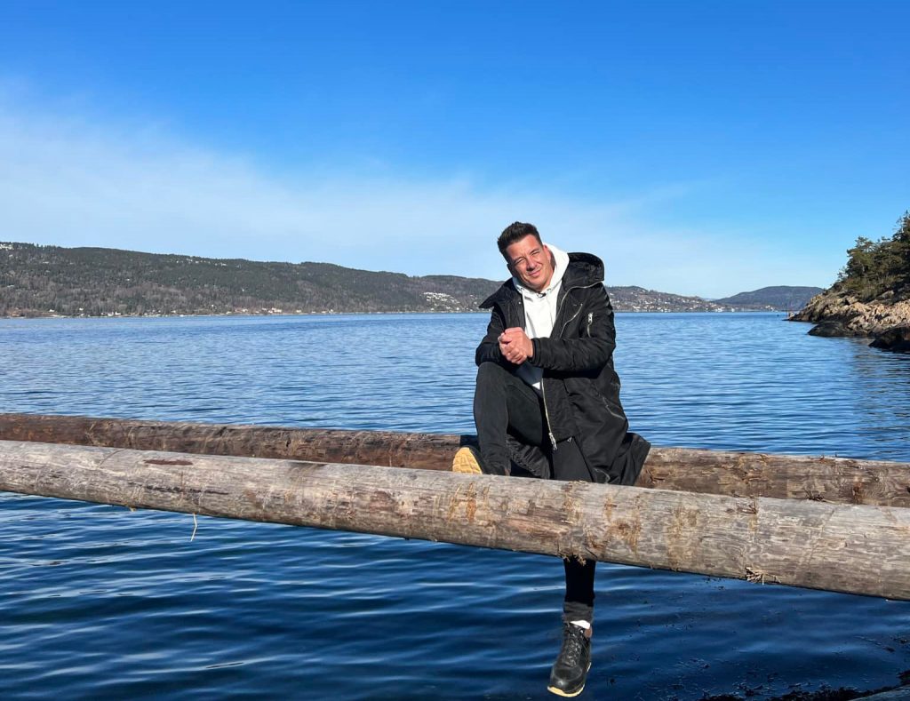 Nicolas Rieffel, ambassadeur de l’Alsace, au bord de l’eau en Norvège
