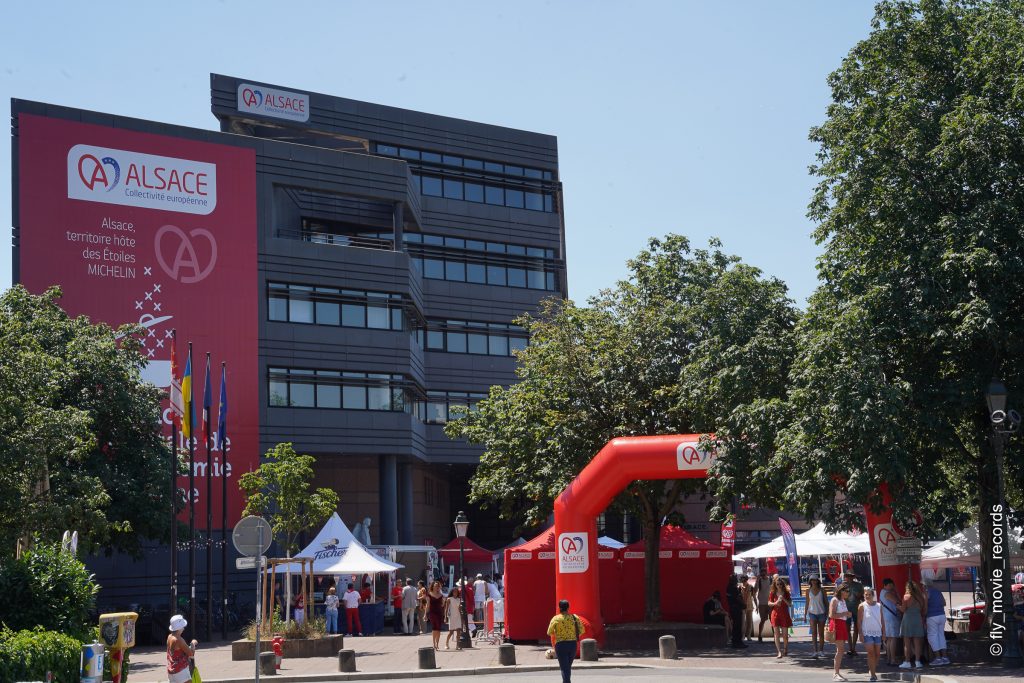 Le village de l’Alsace Fan Day 2023 devant la Collectivité européenne d’Alsace, avec son arche gonflable rouge