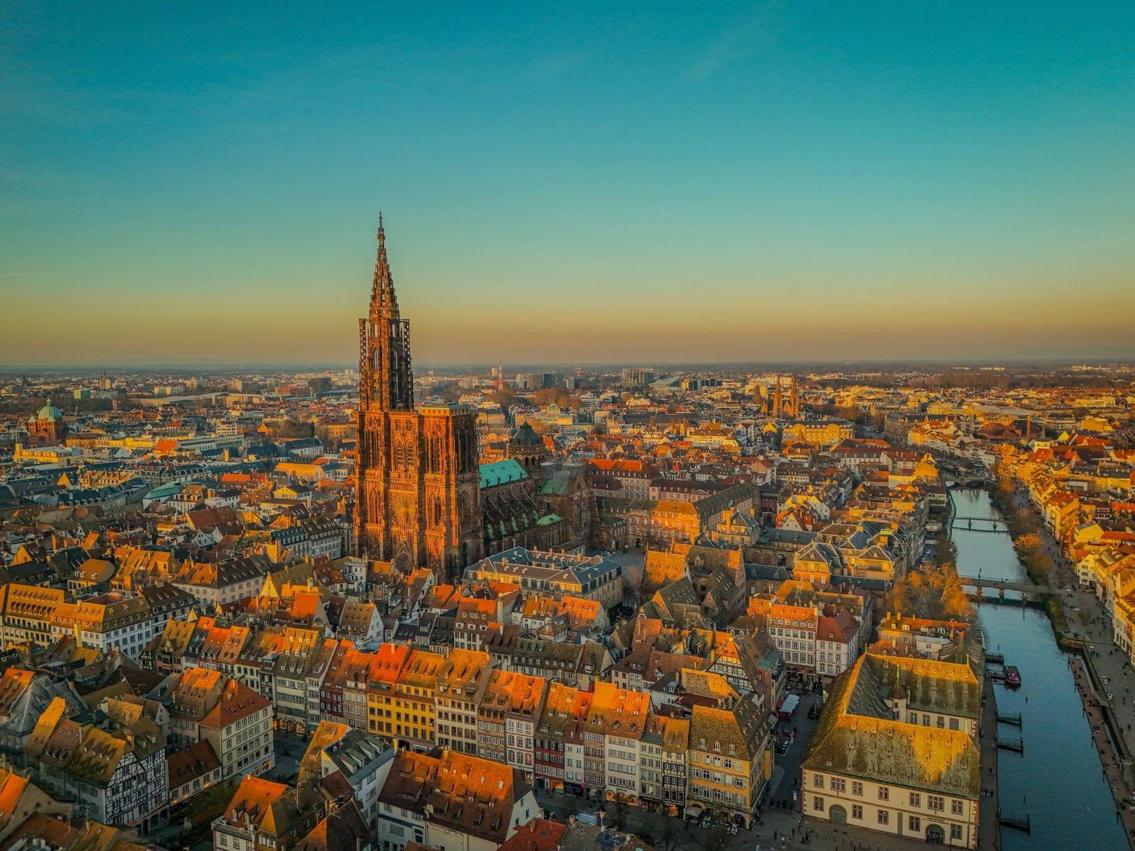 Vue aérienne de Strasbourg au soleil couchant, la cathédrale au centre